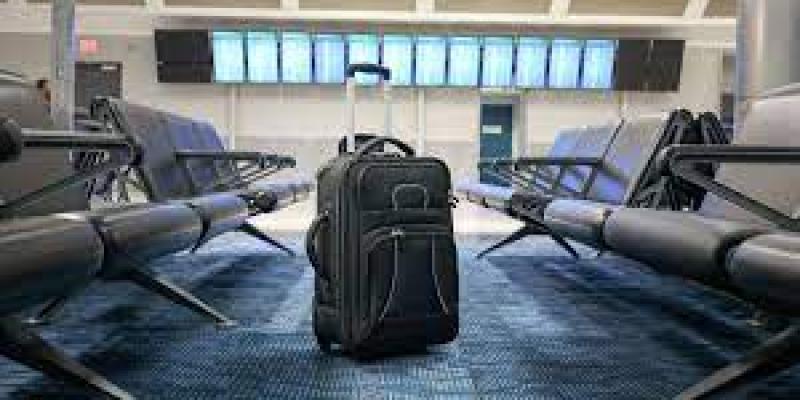 Imagen de una maleta sola en el aeropuerto/Astelus Qué hacer si pierdes la maleta