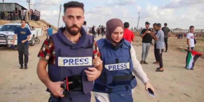 Dos periodistas trabajando en Gaza.