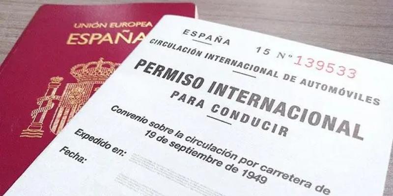 Opten tu permiso internacional para conducir en el extranjero - Pixabay Un pasaporte y un permiso internacional de conducir