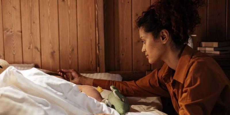 Podría ampliarse a nueve días si se requiere el traslado a otra comunidad. / PEXELS Madre cuidando de su hijo enfermo