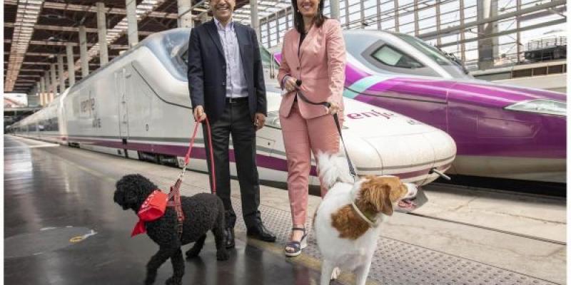 Viajeros con su perro en Renfe