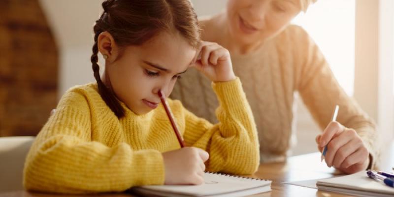 Ayudas a las familias - Foto: Envato Elements Mujer ayudando a una niña
