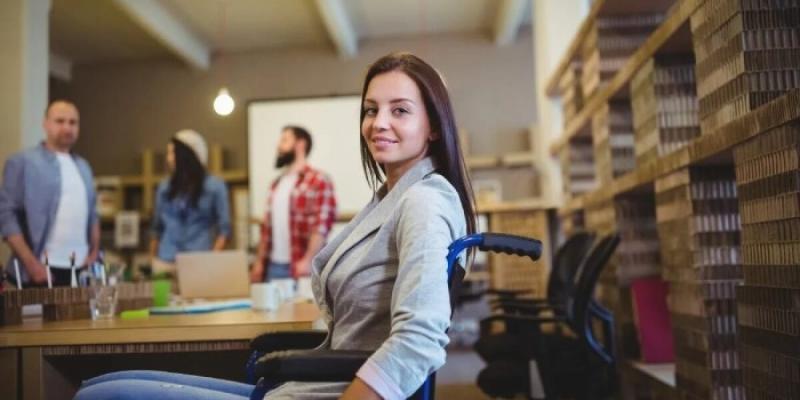 Emprender - Foto: Emprendedores Mujer con discapacidad trabajando en su negocio