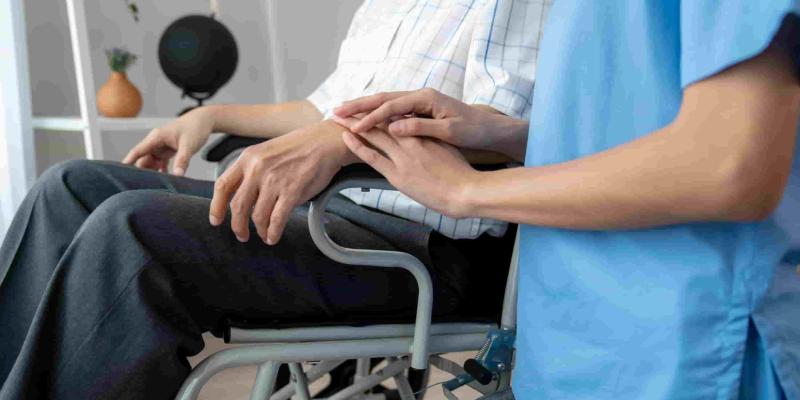 Imagen de una persona en silla de ruedas con su cuidadora/65Ymás El Gobierno invierte para modificar el plan destinado a las personas con discapacidad