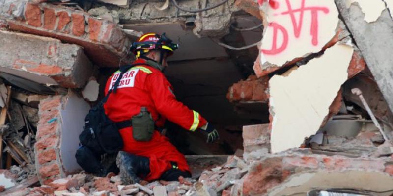 Terremotos personas con discapacidad / Republica EC Servicios de emergencias ayudan a persona con discapacidad
