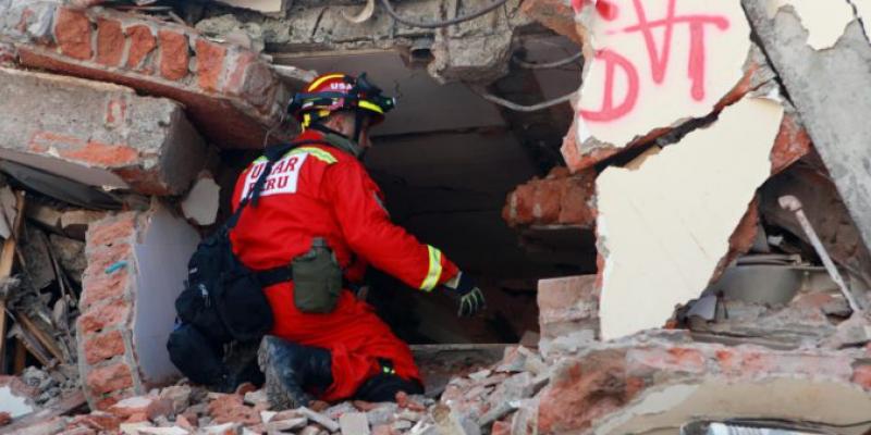 Servicios de emergencias ayudan a persona con discapacidad 