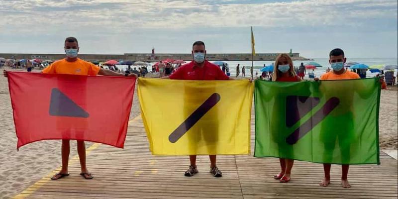 Imagen de las banderas de la playa de Sagunto/El Mundo Playas más inclusivas con banderas para daltónicos