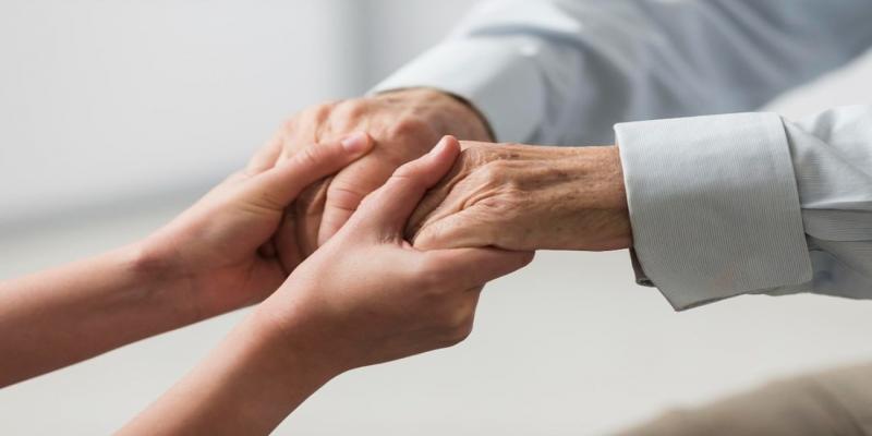 Imagen de unas manos de una persona mayor y de una más joven/Teleasistencia Las personas con demencia que acuden siempre al mismo médico disminuyen los estados de confusión