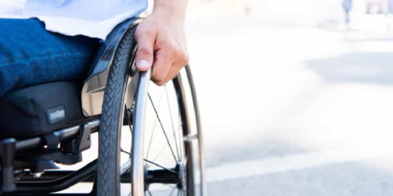 Imagen de una persona en silla de ruedas/Soziable.es Europa aprueba las tarjetas europeas de estacionamiento y discapacidad