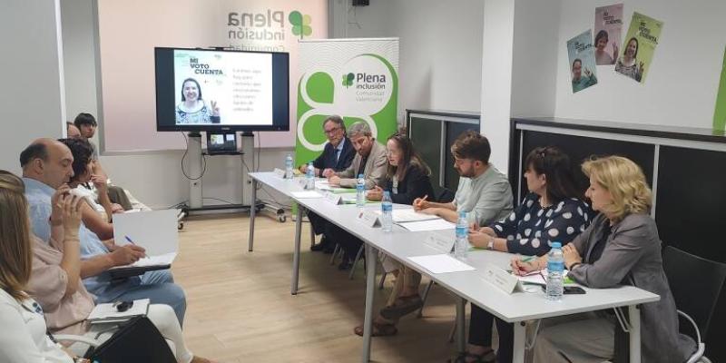 Imagen de una reunión de Plena Inclusión/Valencia Plaza Las personas con discapacidad intelectual reclaman medidas para las votaciones