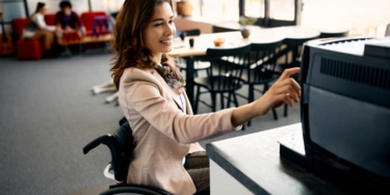 Imagen de una persona en silla de ruedas trabajando/envatoelements Las personas con discapacidad apenas tienen presencia en el empleo extremeño