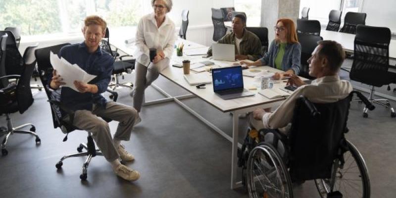 Oficina de trabajo | Foto de Servimedia Oficina de trabajo con personas en silla de ruedas