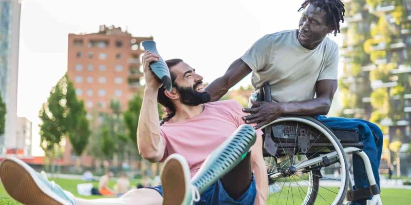 Imagen de dos amigos/Envatoelements Test para medir la autonomía de las personas