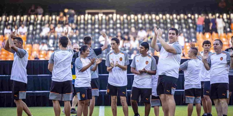 Imagen del equipo de fútbol inclusivo/Valencia CF El Valencia CF lucha por la inclusión de la discapacidad intelectual