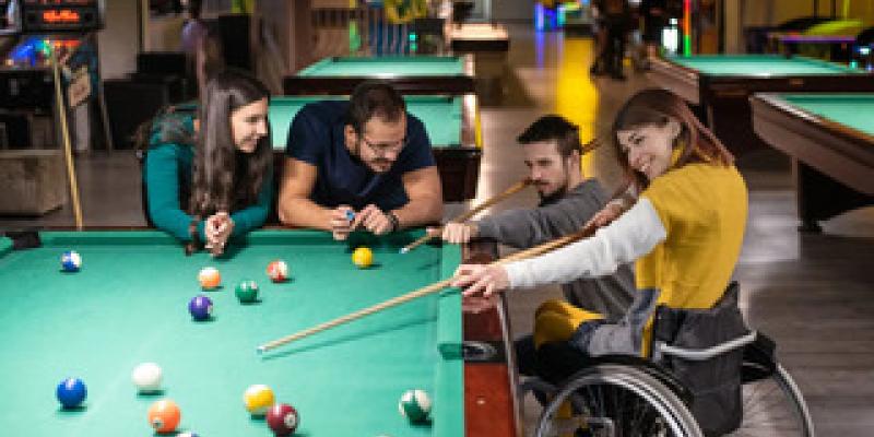 Imagen de personas jugando al billar/BalanceSociosanitario Derechos en el ocio de las personas con discapacidad