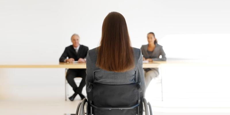 Imagen de una persona con discapacidad en una entrevista de trabajo/Asodispro Cómo preparar una entrevista de trabajo a una persona con discapacidad