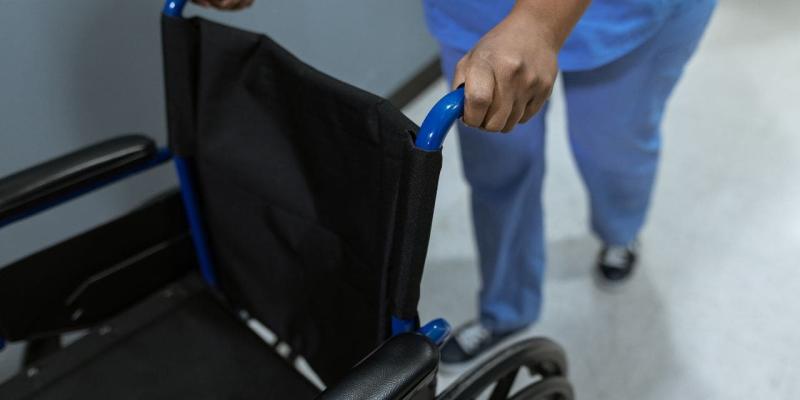 Imagen de una persona con silla de ruedas/Tododisca Barreras en la salud para las personas con discapacidad