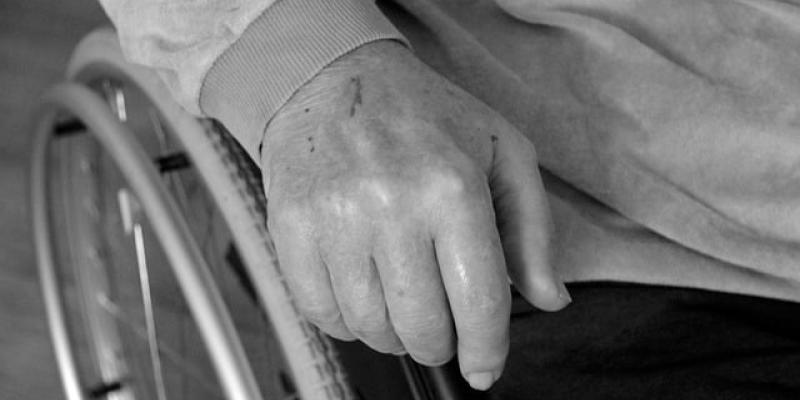 Imagen de una persona en silla de ruedas/Pixabay Una lucha incansable contra el artículo 49