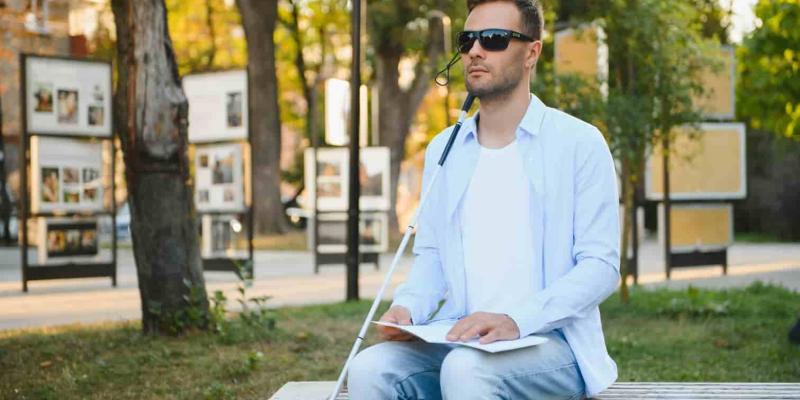 Imagen de una persona con bastón/envatoelements Tipos de bastones para personas con discapacidad visual