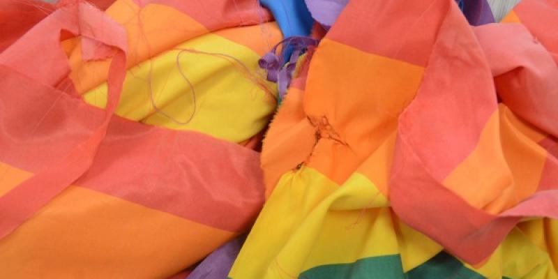 Bandera Lgtbi rota | Foto del Consejo General de Enfermería Bandera Lgtbi rota