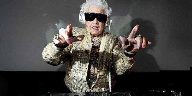 Imagen de una persona mayor en una mesa de DJ/Beat Taller de DJ para personas mayores
