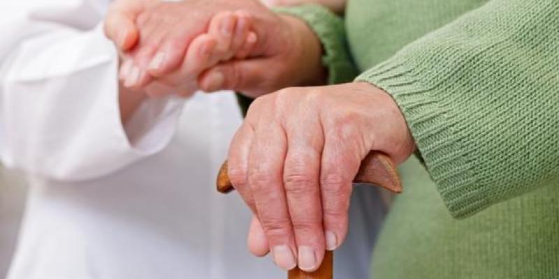 Imagen de un cuidador y una persona mayor/Geriatricarea Sugerencias de CEOMA a los partidos políticos sobre las personas mayores