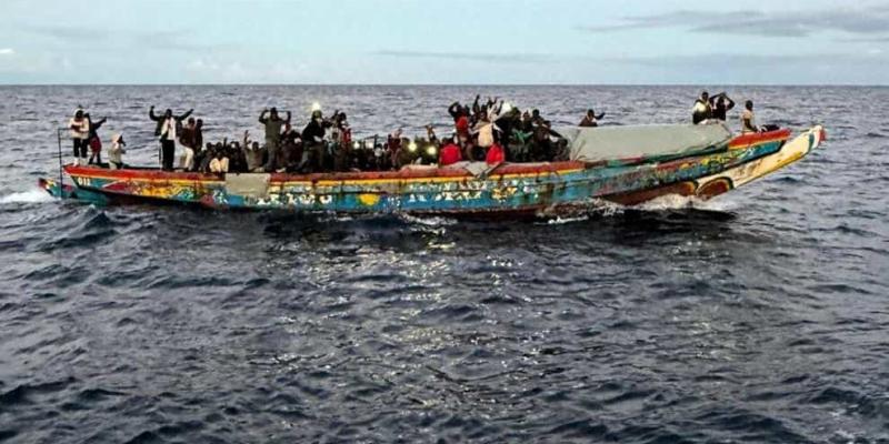 Imagen de un barco de personas migrantes en el mar/Heraldo de Aragón Miles de personas mueren en embarcaciones hacia España