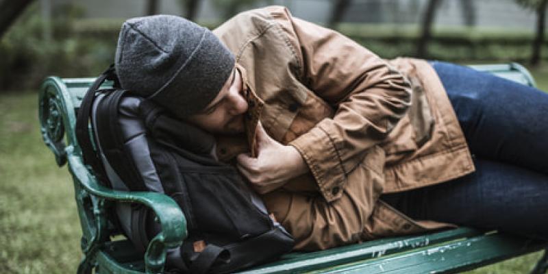 Imagen de una persona viviendo en la calle/envatoelements Madrid abre un nuevo centro de acogida para las personas sin hogar