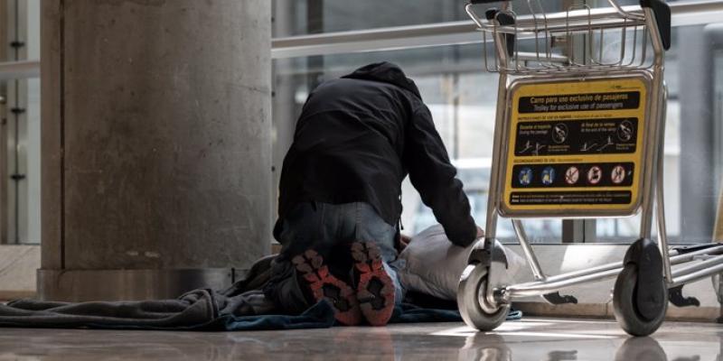 Imagen de una persona sin hogar en el aeropuerto de Barajas/Europa Press Recursos para las personas sin hogar en Barajas