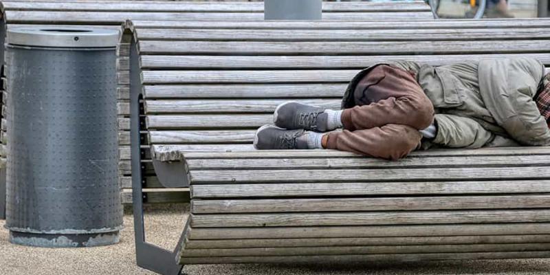 Imagen de una persona durmiendo en un banco/Junta de Andalucía El Gobierno insiste en ayudar a las personas sin hogar
