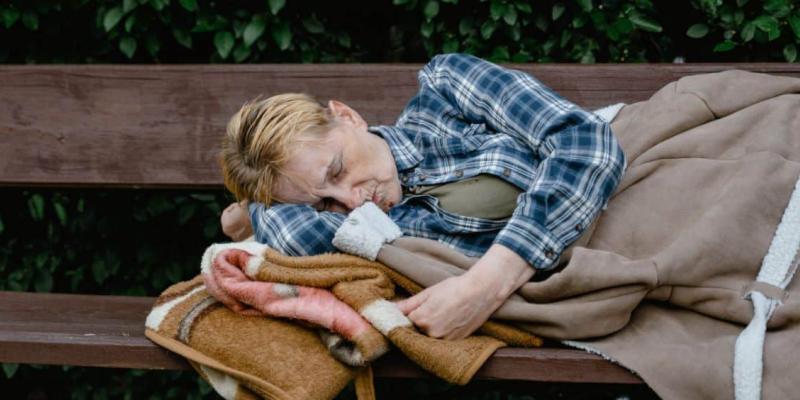 Imagen de una mujer durmiendo en un banco/ConSalud.es Las personas sin hogar crecen en España