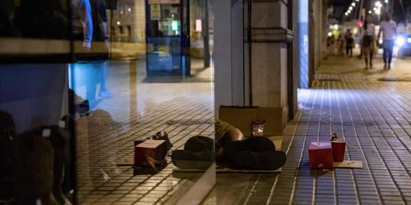 Imagen de una persona durmiendo en la calle/Europa Press Un 66 % de las personas sin hogar antes tenían empleo y casa
