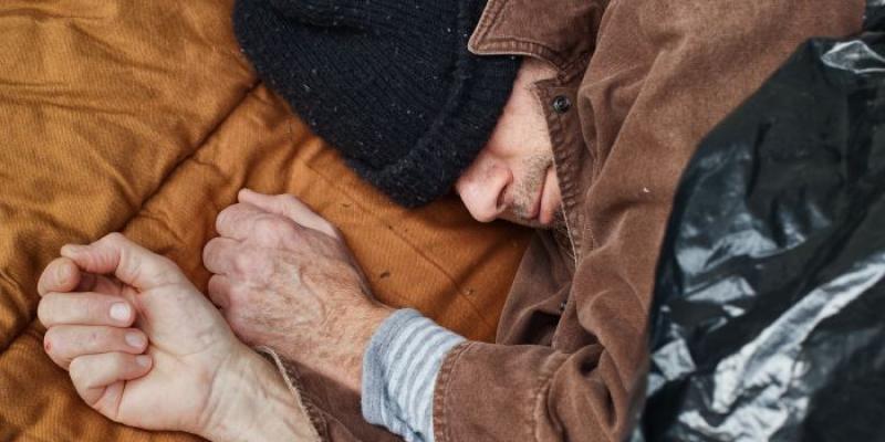 Persona sin vivienda | Foto de 123 RF/forestpath Un hombre sin vivienda duerme en el suelo