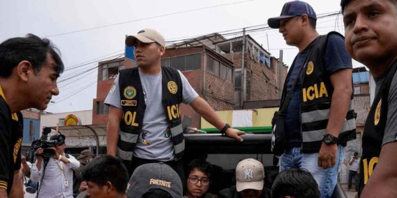 Gente manifestándose en Perú