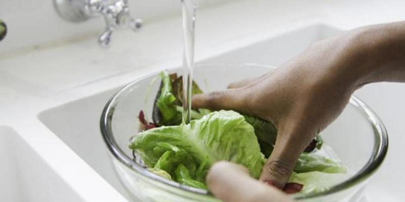 imagen de una persona lavando la lechuga con agua/ABC Cómo eliminar los pesticidas de la fruta y verdura
