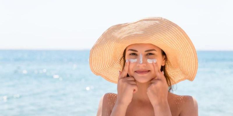 Imagen de una chica en la playa/Dermolux Cosmetics Cuidar la piel este verano