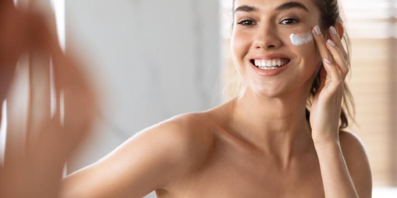 Imagen de una chica echándose crema/Farmacia San Pablo ¿Cómo podemos hidratar nuestra piel en invierno?