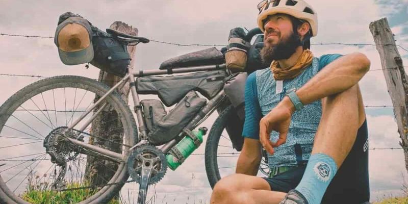 Imagen de Javier García con su bicicleta/NIUS Javier García se prepara para el "Everesting" a favor de la piel con mariposa