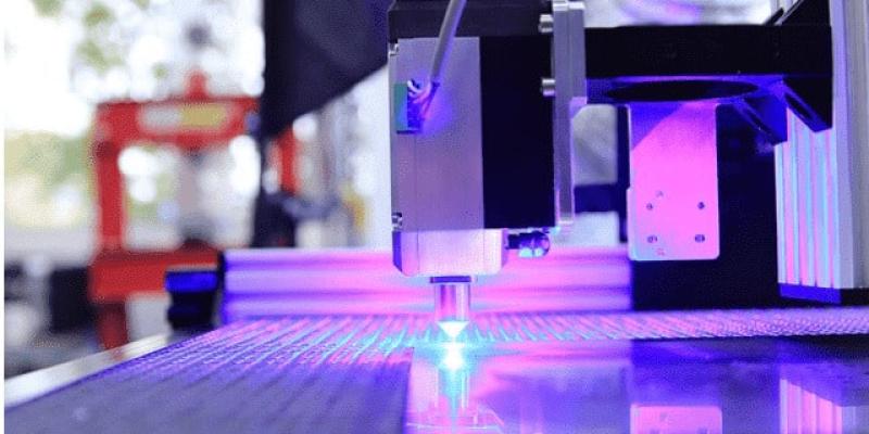 Imagen de una máquina cortando una pieza de metal Máquinas para plegar y cortar metales