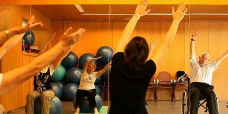 Pilates en silla / COGAMI El pilates en silla es una buena forma de entrenar para las personas con discapacidad