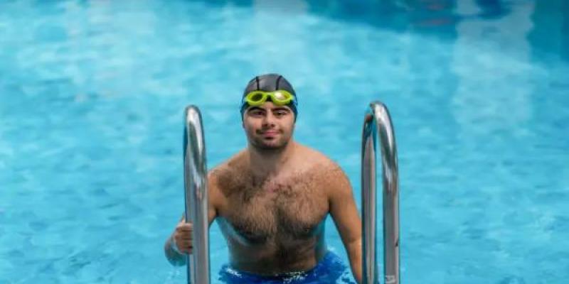 Persona con discapacidad intelectual saliendo de una piscina / Resat Dongel Persona con discapacidad intelectual saliendo de una piscina