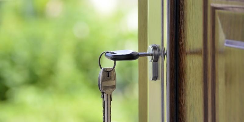 Comprar un piso en Madrid / Pixabay Puerta de una casa con las llaves puestas