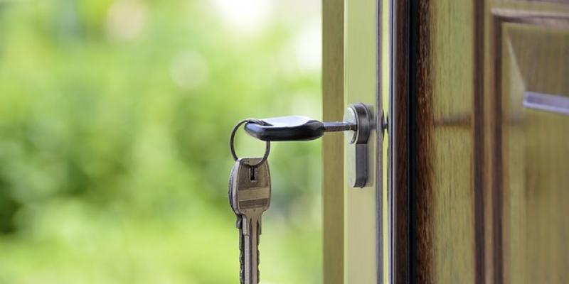 Puerta de una casa con las llaves puestas