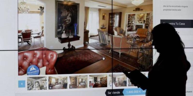 Una mujer contempla el anuncio de una vivienda en una web inmobiliaria en una imagen de archivo.