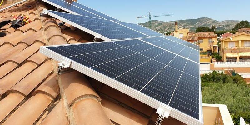 Placas solares en el tejado de una casa