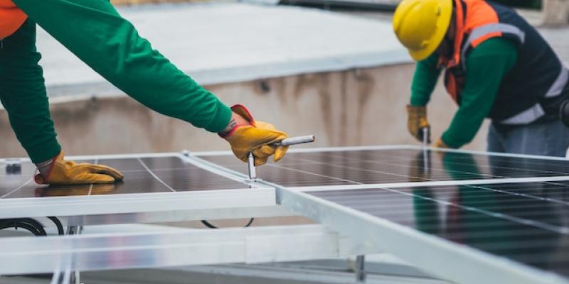 Trabajadores instalando placas solares - Pexels Instalaciones de placas solares