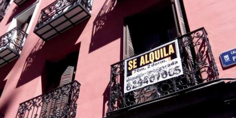 Cartel de 'se alquila' a la vista en un balcón de Madrid. CH. LIZARRALDE