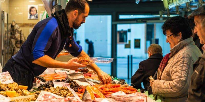 Imagen de una mujer comprando marisco/elEconomista El Gobierno apunta ya su tercer paquete de medidas contra el aumento de precios