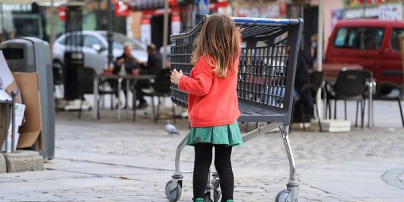 Imagen de una niña con un carro de la compra/Europa Press La pobreza infantil se centra en Madrid y Barcelona