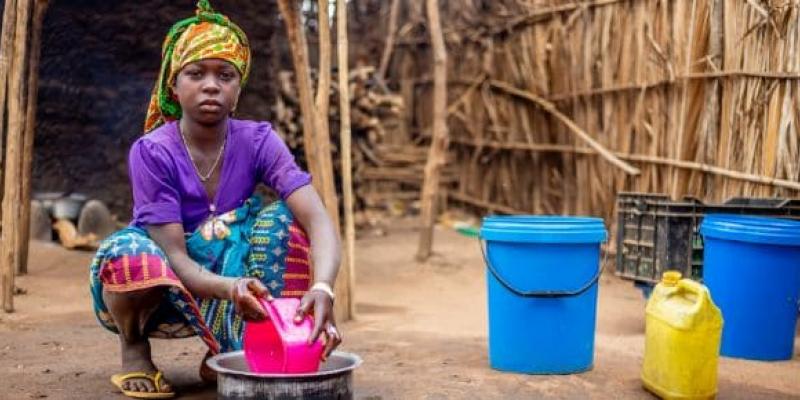 Imagen de una niña en situación de pobreza/Corresponsables Plan International pide al G7 un aumento en la financiación